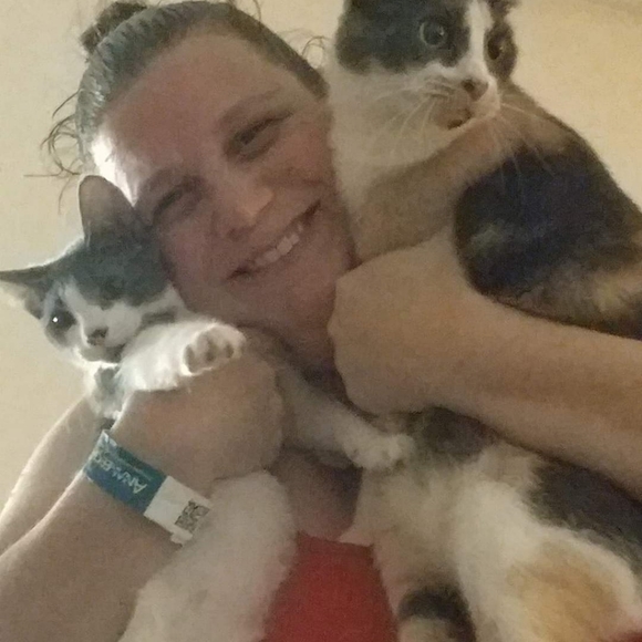 Meet your Posher, Oni Dero Design & Disney Personal Shopper - Picture 3 of 4